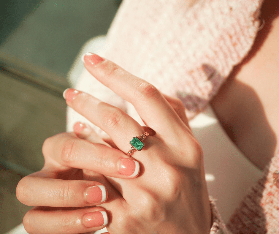 Sužadėtuvių žiedas dėžutėje – meilės ir pažado simbolis.