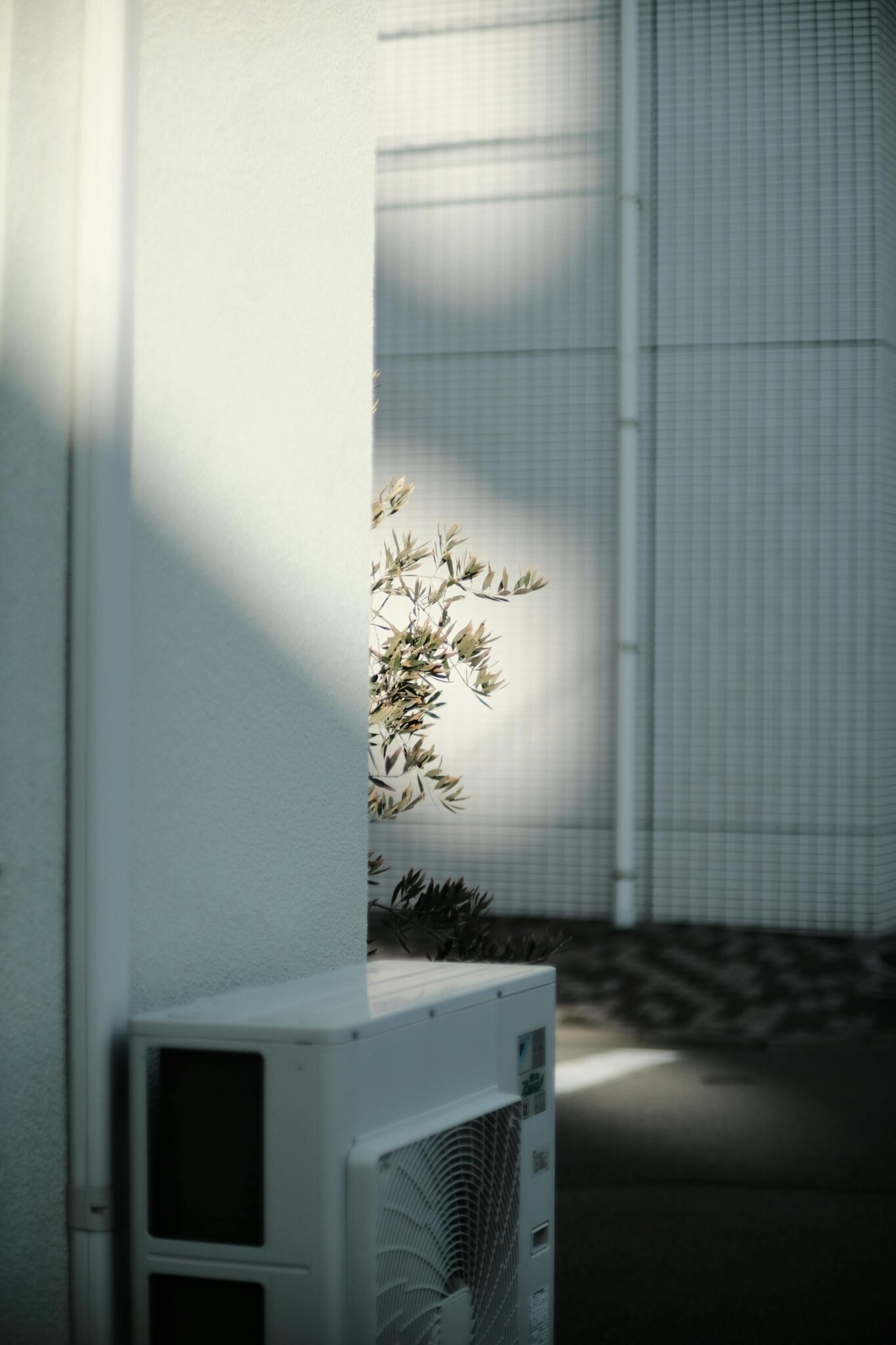 Modernus oras–oras šilumos siurblio vidinis blokas ant šviesios svetainės sienos.